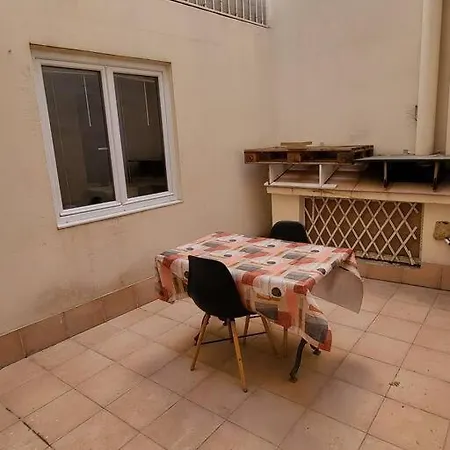 Proche Maison Carree * Nimes