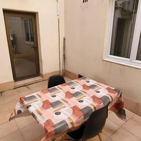 Apartment Proche Maison Carree